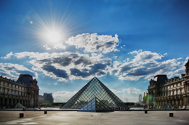 Pyramide musée Louvre Paris France Voyage