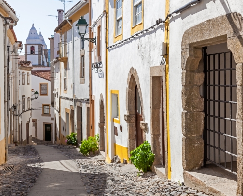 La rue Santa Maria dans le village de Castelo de Vide Portugal Europe Voyage