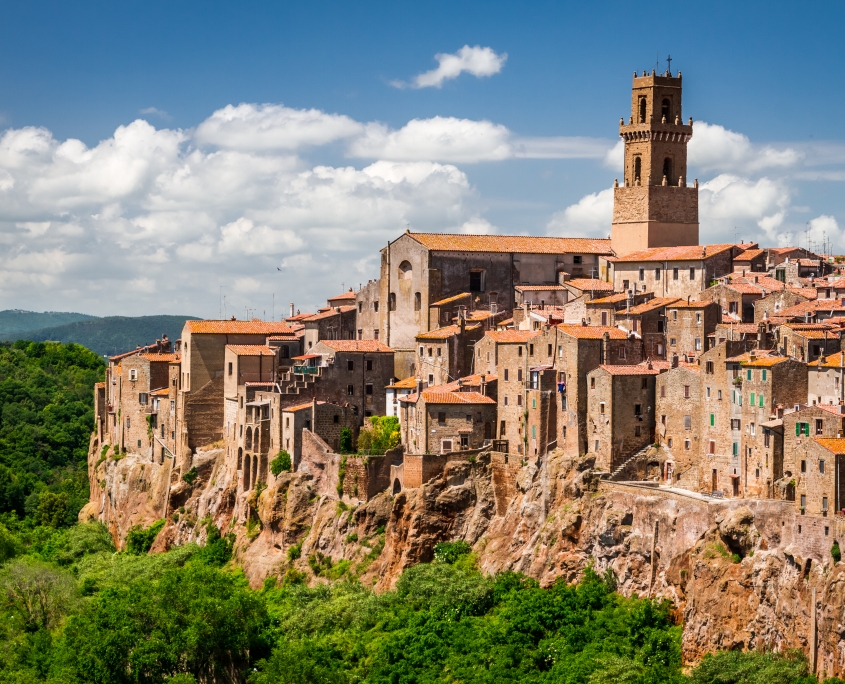 Pitigliano, ville construite en bord de falaise Italie Europe Voyage